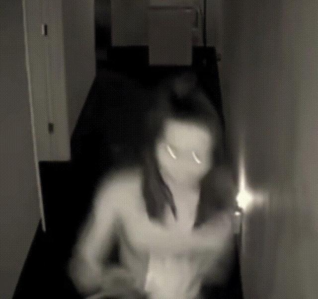 画面曝光!华人美女在美国遭到抢劫,拖进房间折磨后又打成了筛子