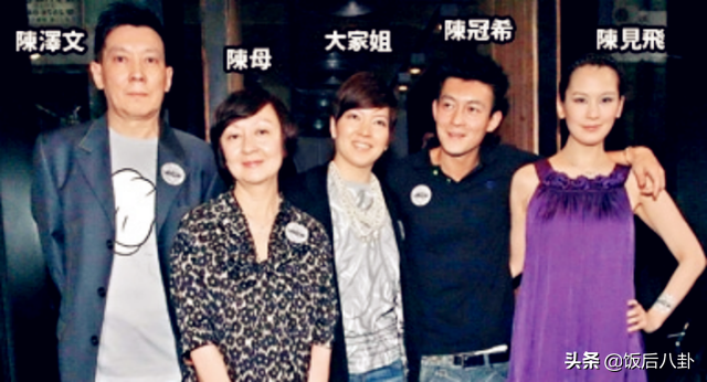 陈冠希姐姐与黑人男友街头热吻秀恩爱,一黑一白画风有点怪
