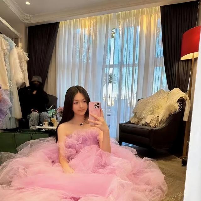 陆毅女儿贝尔近照惊艳,腿又长又细,身高直逼180cm