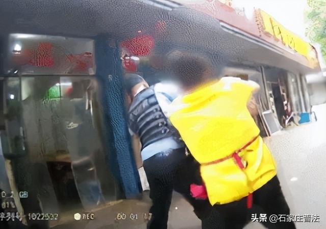 江苏女老板用铁棒暴打亲生女儿被拘捕,称其30岁还没嫁人