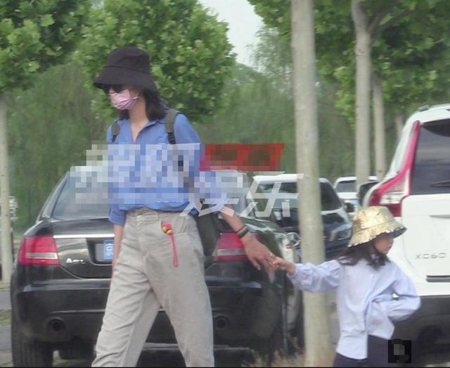 张梓琳带4岁女儿逛街,胖妹身高太吓人,直逼妈妈腰部长腿惹人羡