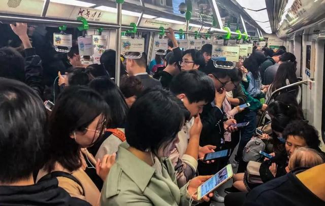 北京一女子地铁遇陌生男:裆部顶臀猥亵他人,大声怒吼拽下车报警