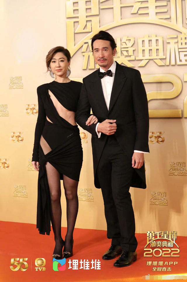 TVB红毯众多美女云集,不畏寒冷穿黑丝短裙露长腿,身材凹凸有致