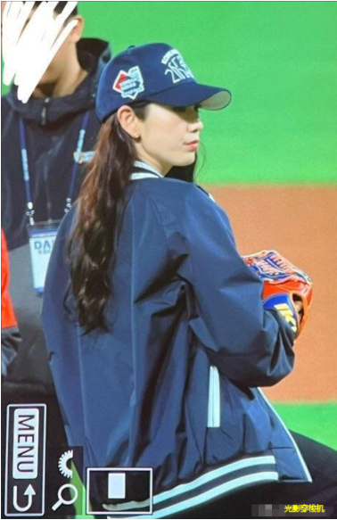 朴信惠为KBO联赛开球,甜美笑容深入人心,网友:自然的微胖女神