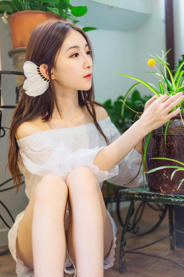 女神妹妹光着脚丫拍写真,网友:我恋爱了