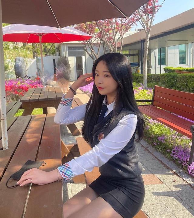 高校制服正妹年纪轻轻发育好好,自拍时的曲线太撩人
