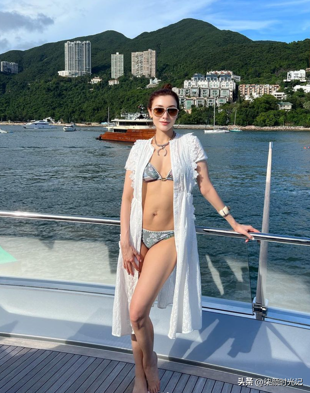 李嘉欣海边热裤露臀照,53岁秀性感好身材,网友:这身材,绝了!