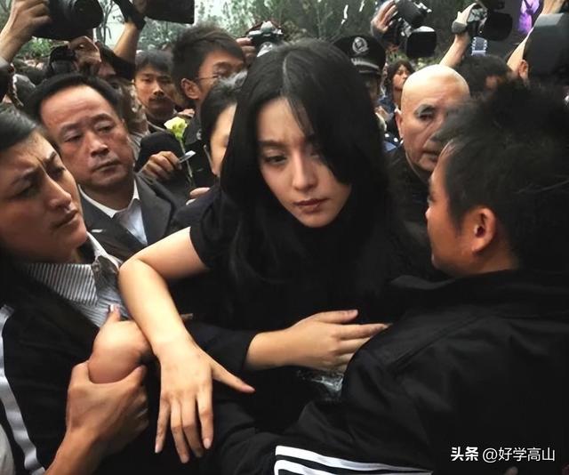 强吻、摸胸、掀裙底,这些男星究竟是真敬业,还是借机揩油?