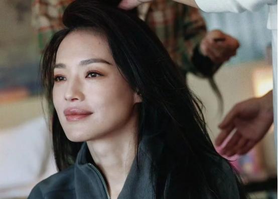 李小冉的胸,闫妮的腿,殷桃的腰,这6位中年女星性感起来迷死人