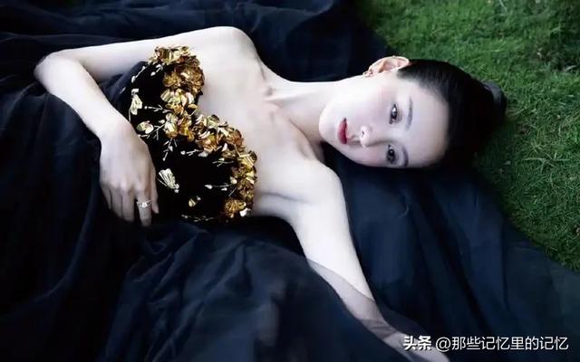 陈都灵机场丝袜撩人,肤白貌美大长腿,又纯又欲简直是人间尤物!