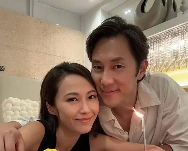 香港女星汤怡胸部意外丰满引质疑,消瘦身材与胸骨成焦点