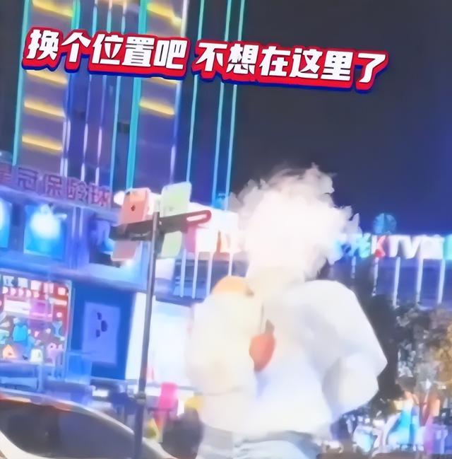 无手残疾女孩:户外直播唱歌遭“咸猪手”,被拍屁股后委屈落泪