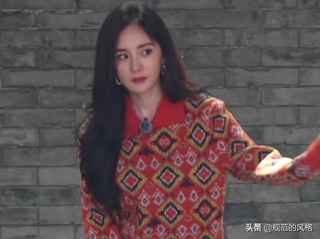 当她翘起二郎腿那一刻,网友狂按暂停键!杨幂“女神”坐姿火了