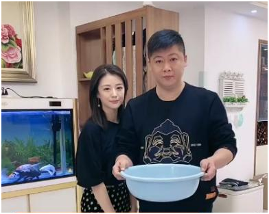 “谢永强”娇妻露面,穿短裙秀长腿跪地洗脚,永强皇上坐姿太享受