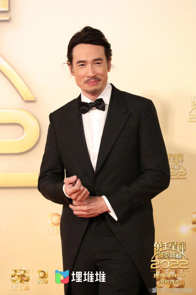 TVB红毯众多美女云集,不畏寒冷穿黑丝短裙露长腿,身材凹凸有致