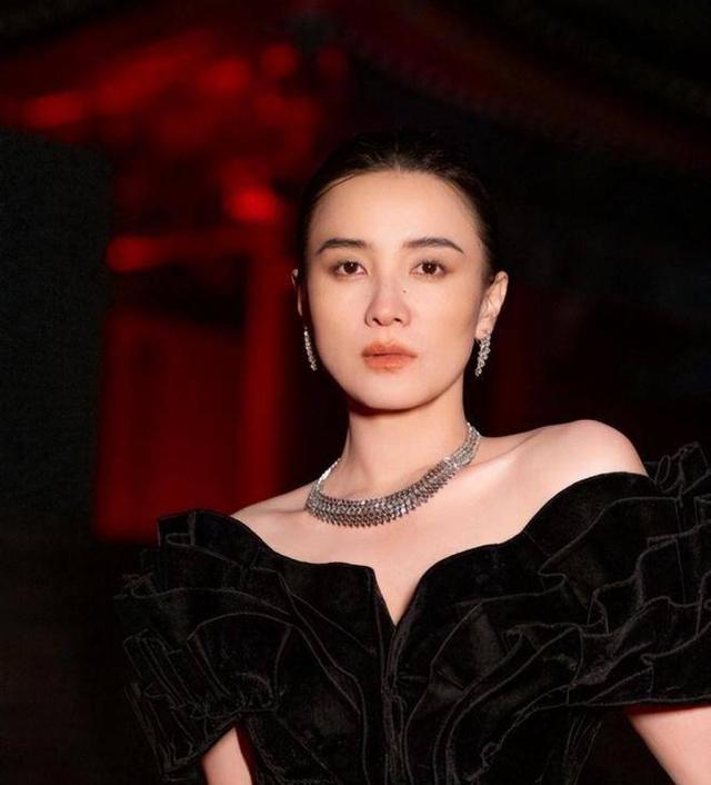 43岁宋佳近照!腋下妇乳明显,真空礼服险走光,胳膊上痕迹引热议