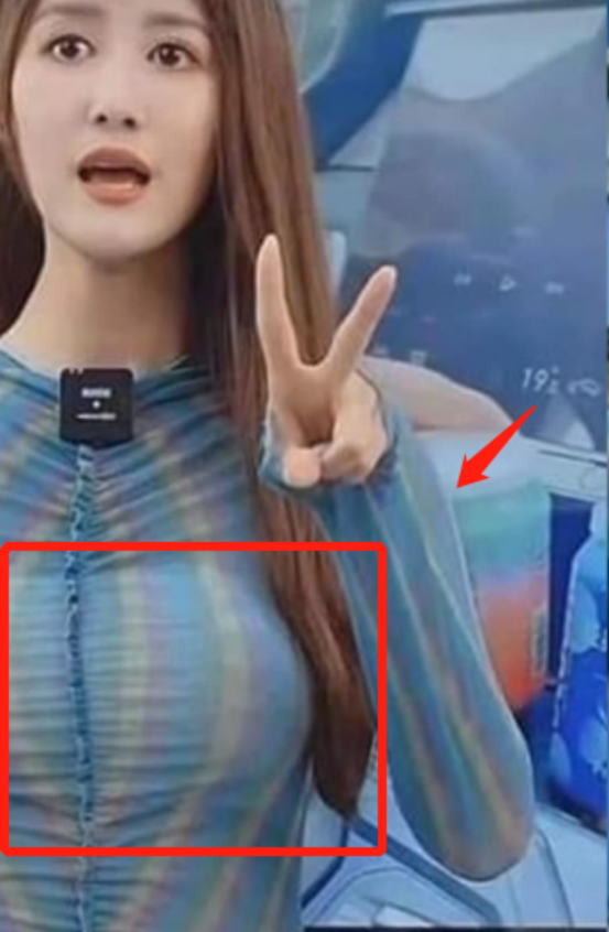美女主播直播时发生意外,“假胸”突然掉落位置尴尬,引网友热议