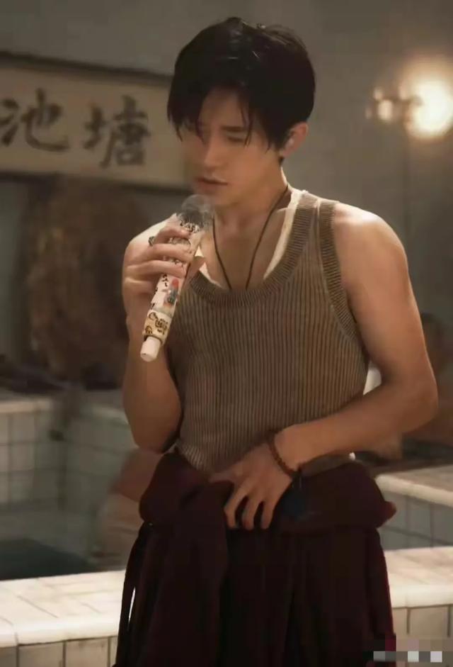易烊千玺新片“摸胸戏”被投诉,尺度大儿童不宜,网友怒骂很荒唐