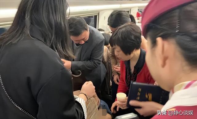 湖北年轻女子“一丝不挂”大闹高铁,当众表演全裸劈叉,惊呆乘客