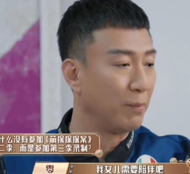 53岁孙红雷带妻女韩国度假,获美女粉丝挽手合照,笑得满面春风