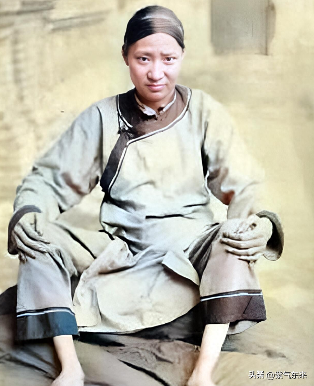 罕见耻辱老照片:被拍卖的大胸女人,全裸女人被男人拿枪指着