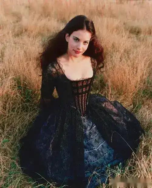 顶级美女!为艺术献身的女星丽芙·泰勒!
