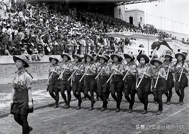 30张屈辱照片:德国女犯一丝不挂被枪决,被拍卖的大胸女人