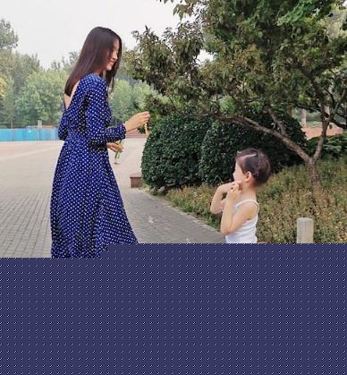 张梓琳带4岁女儿逛街,胖妹身高太吓人,直逼妈妈腰部长腿惹人羡