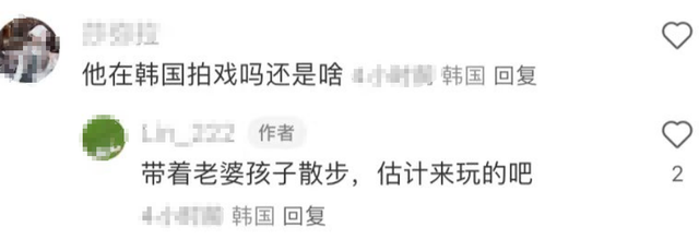 53岁孙红雷带妻女韩国度假,获美女粉丝挽手合照,笑得满面春风
