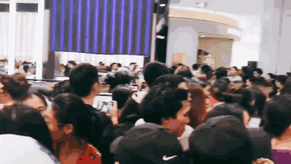 “维密天使”何穗下午在杭州被围观,原来那些传说是真的,肤白胸大、腿长两米、自带光环!
