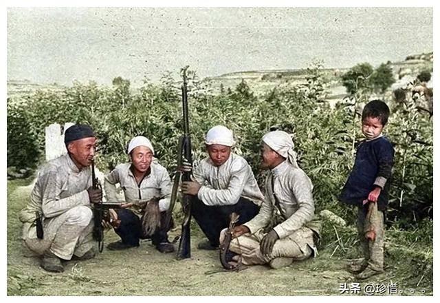 日寇镜头里的河南安阳,年轻女子对鬼子谄笑,日本探子穿着便衣