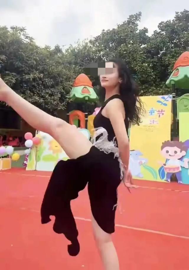 笑不活了,美女幼师幼儿园跳性感热舞,我却笑死在评论区