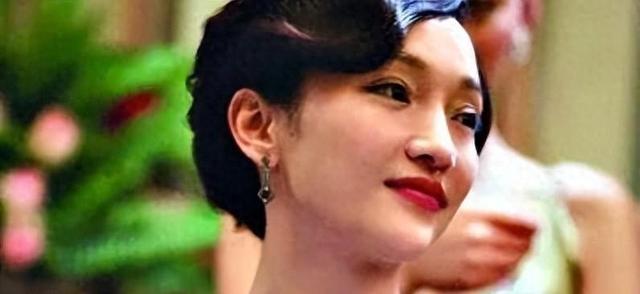 抽烟成瘾的六位女明星,个个都是老烟民,刘亦菲14岁就会抽烟了