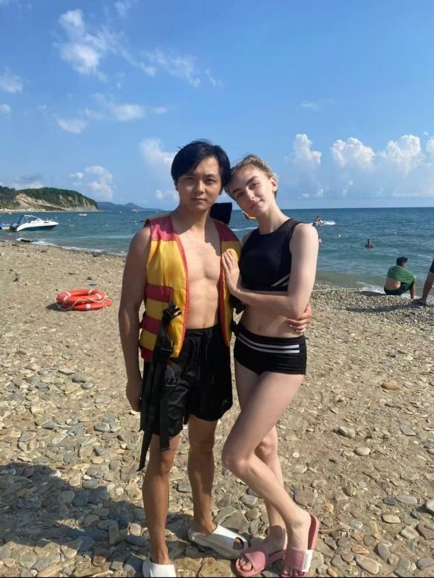 中国留学生爱上俄罗斯美女,每天被女友亲上百次,睡个懒觉都不成