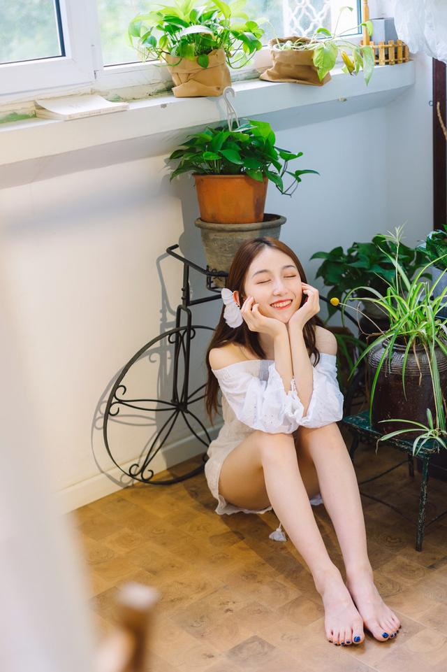 女神妹妹光着脚丫拍写真,网友:我恋爱了