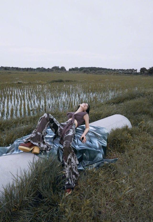 美女拿个狗尾巴草都好看,张馨予穿露脐装大秀长腿,氛围感太强
