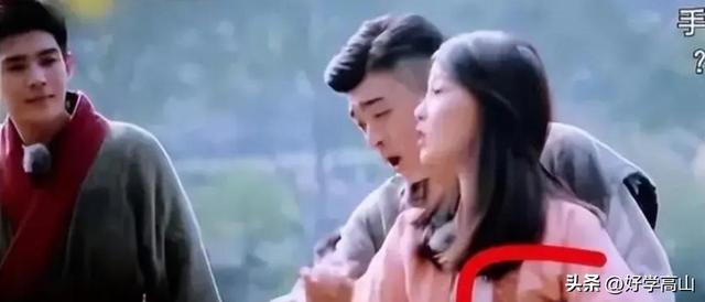 强吻、摸胸、掀裙底,这些男星究竟是真敬业,还是借机揩油?