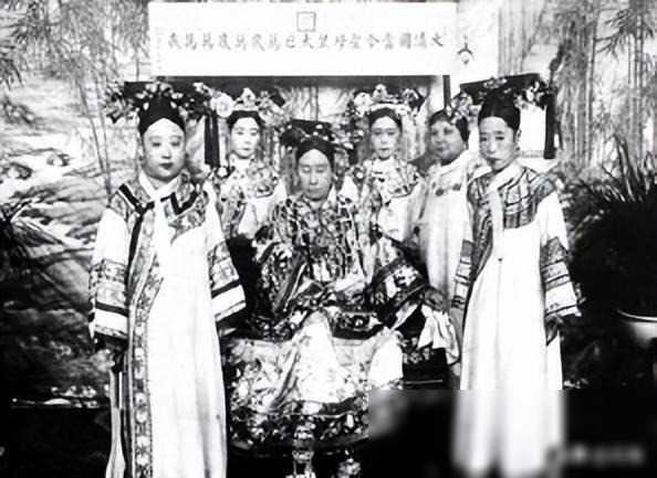 晚清悲惨女子老照片:窑姐坐洋军官怀里被摸胸,洋人当街欺辱妇女