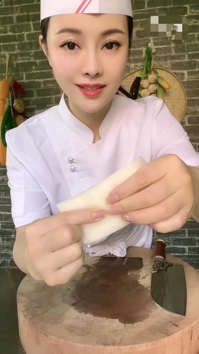 美女厨师,不靠颜值靠手艺,喜欢的粉丝点赞