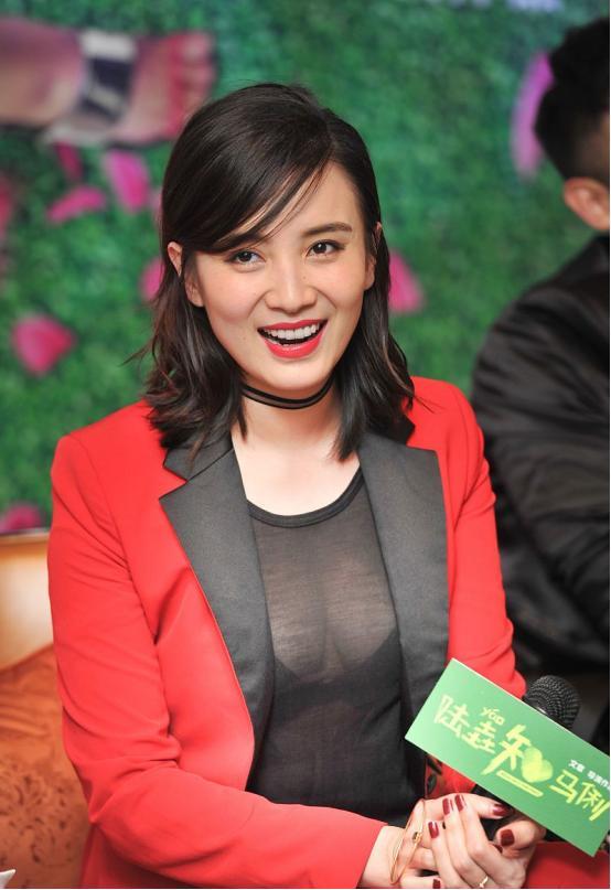 43岁宋佳近照!腋下妇乳明显,真空礼服险走光,胳膊上痕迹引热议