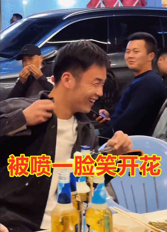 老板娘“花式”开啤酒,故意“使坏”喷食客一脸,被喷男子笑开花