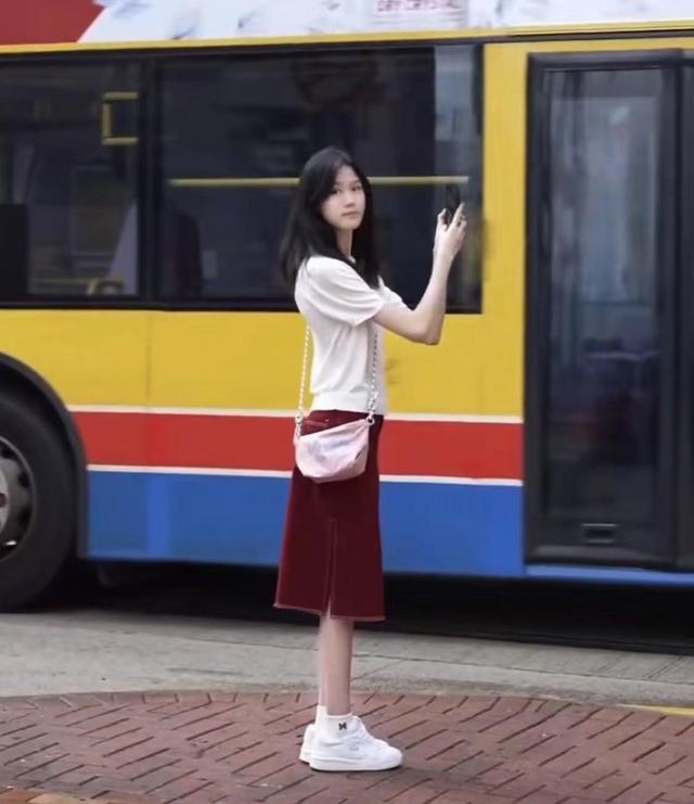 陆毅女儿贝尔近照惊艳,腿又长又细,身高直逼180cm