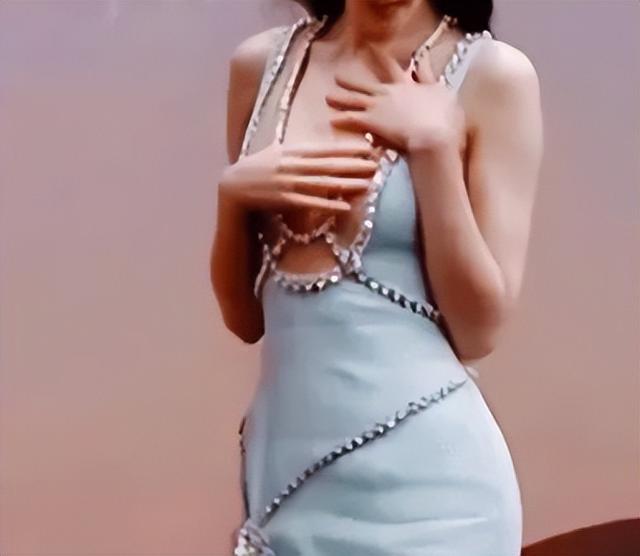 揭秘:女星的胸,捂着,到底想不想给你看?