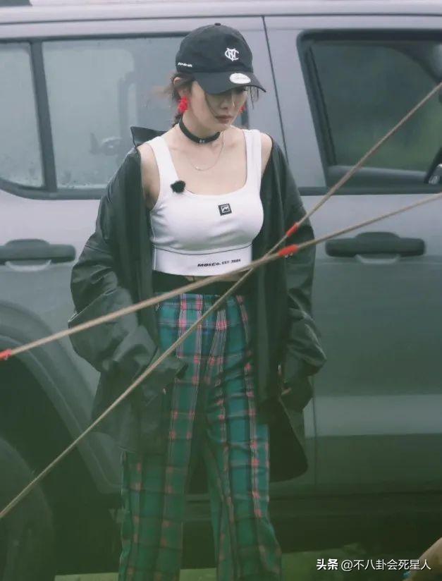 赵丽颖的副乳,杨幂的扁屁股,鞠婧祎的腿,女明星的身材也很真实