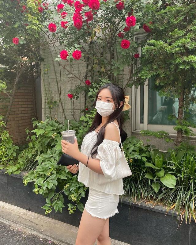 高校制服正妹年纪轻轻发育好好,自拍时的曲线太撩人