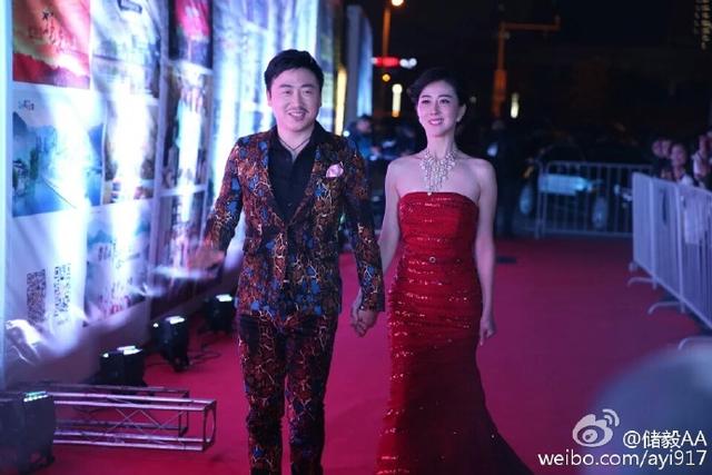 中国初代裸模汤加丽:被父亲嫌弃,和丈夫离婚,今48岁成单亲妈妈