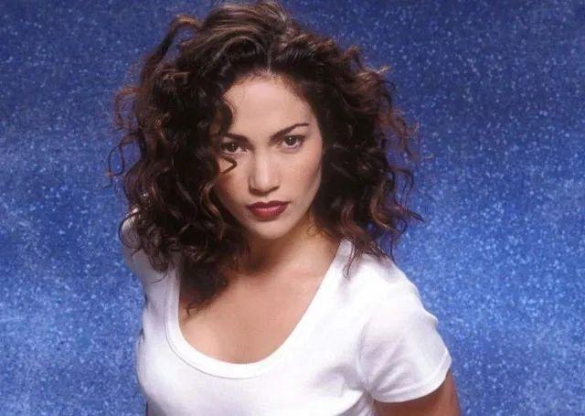 Jennifer Lopez 全裸拍新歌封面,这身材51岁?