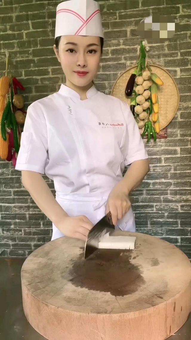美女厨师,不靠颜值靠手艺,喜欢的粉丝点赞