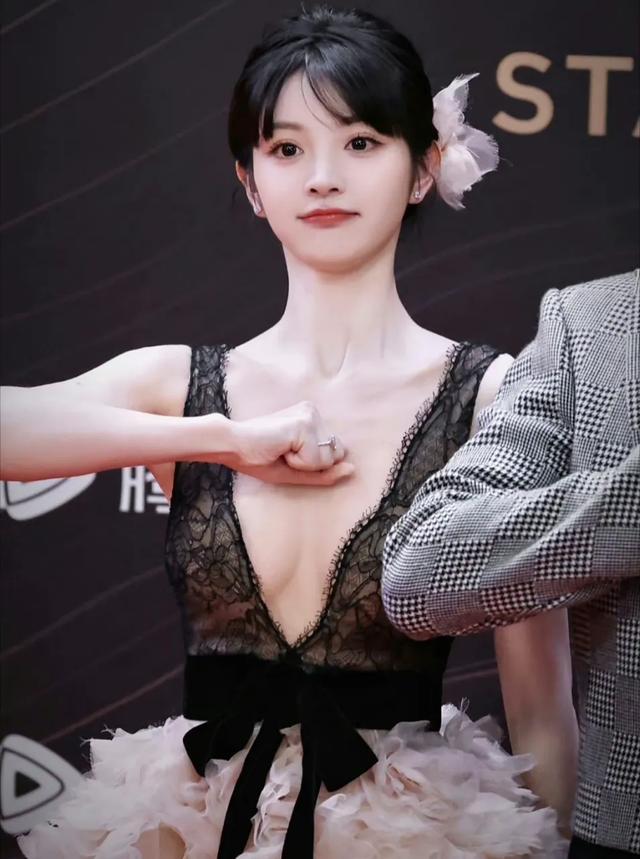 田曦薇 “童颜巨乳”,高中时期的照片曝光!