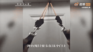过分!美女老师竟然脚踩奔驰炫富?